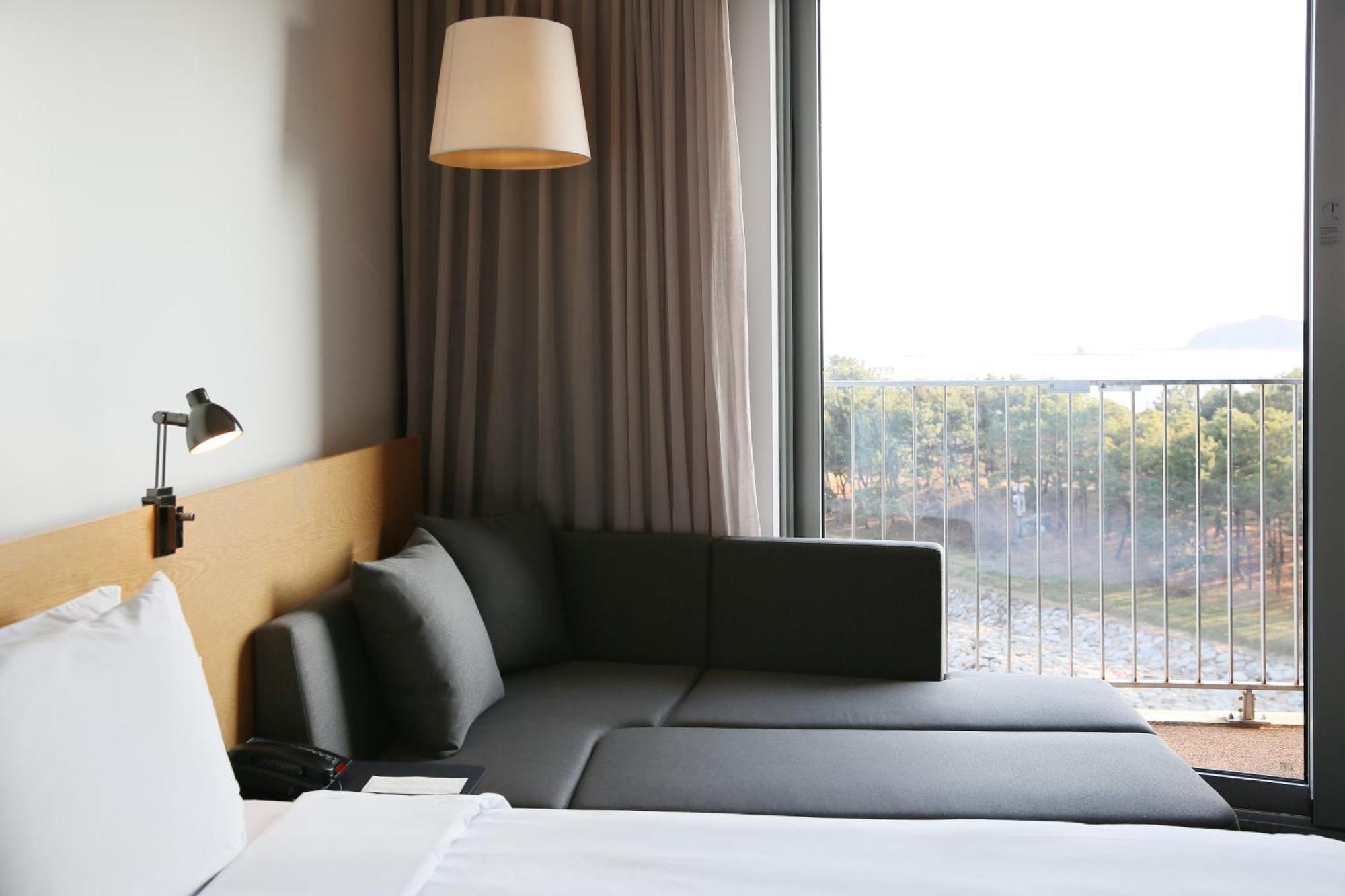 Nest Hotel Інчхон Екстер'єр фото A room at the hotel
