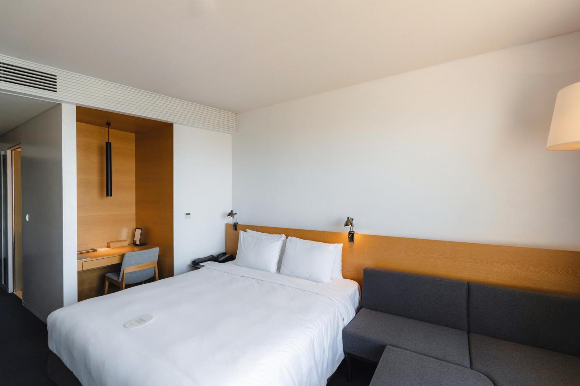 Nest Hotel Інчхон Екстер'єр фото A room at the hotel