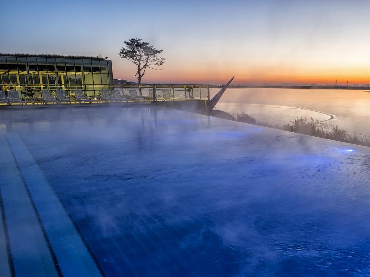 Nest Hotel Інчхон Екстер'єр фото The Sky Bar at the top of the hotel